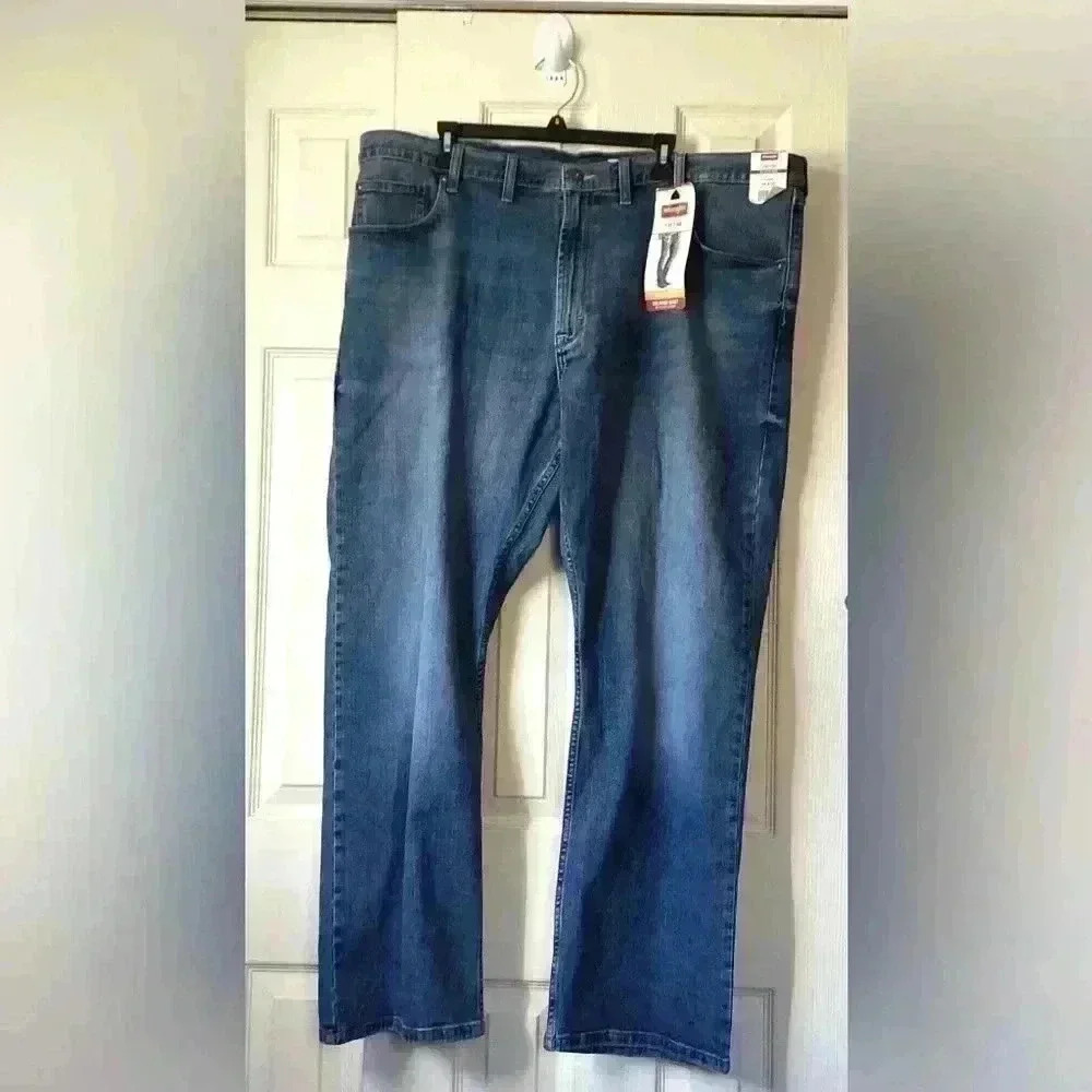 NWT WRANGLER Relaxed Boot Blue Jeans.     medium Wash Sz44 * 30